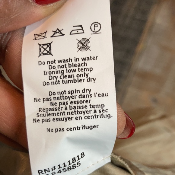 Michael Kors Collection NWT shorts in the color sand. Stunning fabric. Size 2. - Picture 7 of 7